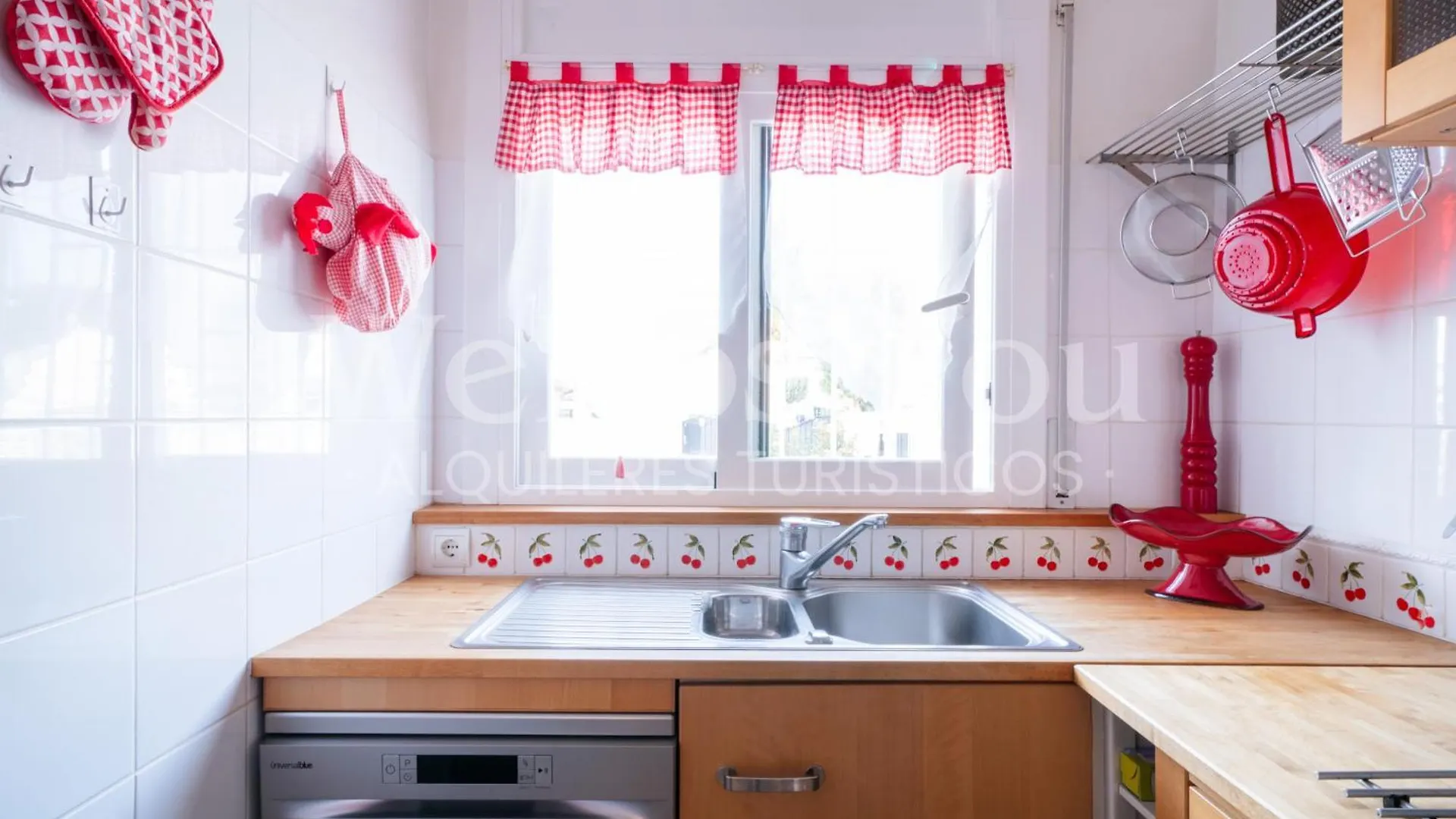 Wehostyou - Belle Maison Roses, Mas Bosca 12 0*, Roses