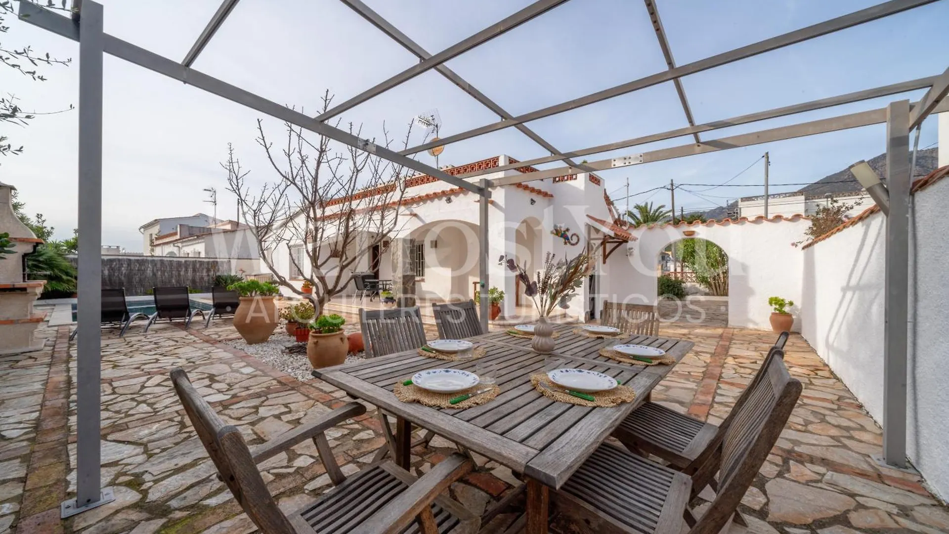 Wehostyou - Belle Maison Roses, Mas Bosca 12 0*, Roses
